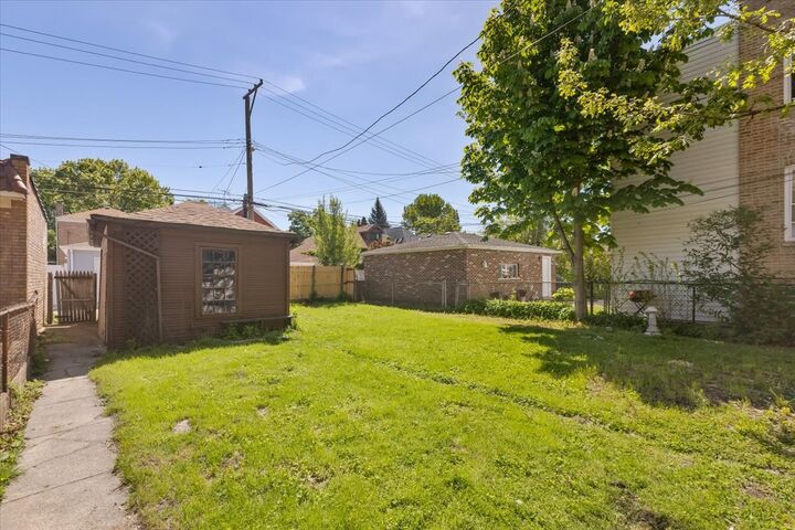 Property Photo: 6515 N Maplewood Avenue IL 60645