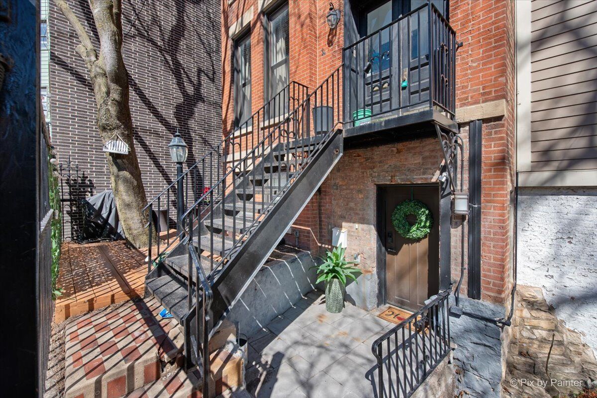 Property Photo: 1969 N Lincoln Avenue 1 IL 60614