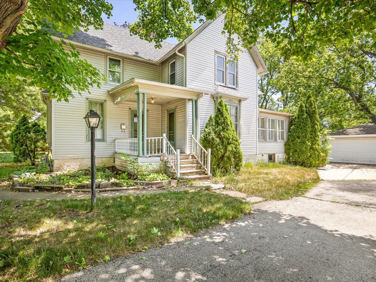 Property Photo: 927 E Lincoln Avenue IL 61008