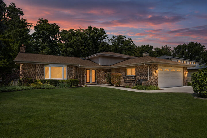 Property Photo:  387 Woodlane Court  IL 60191 