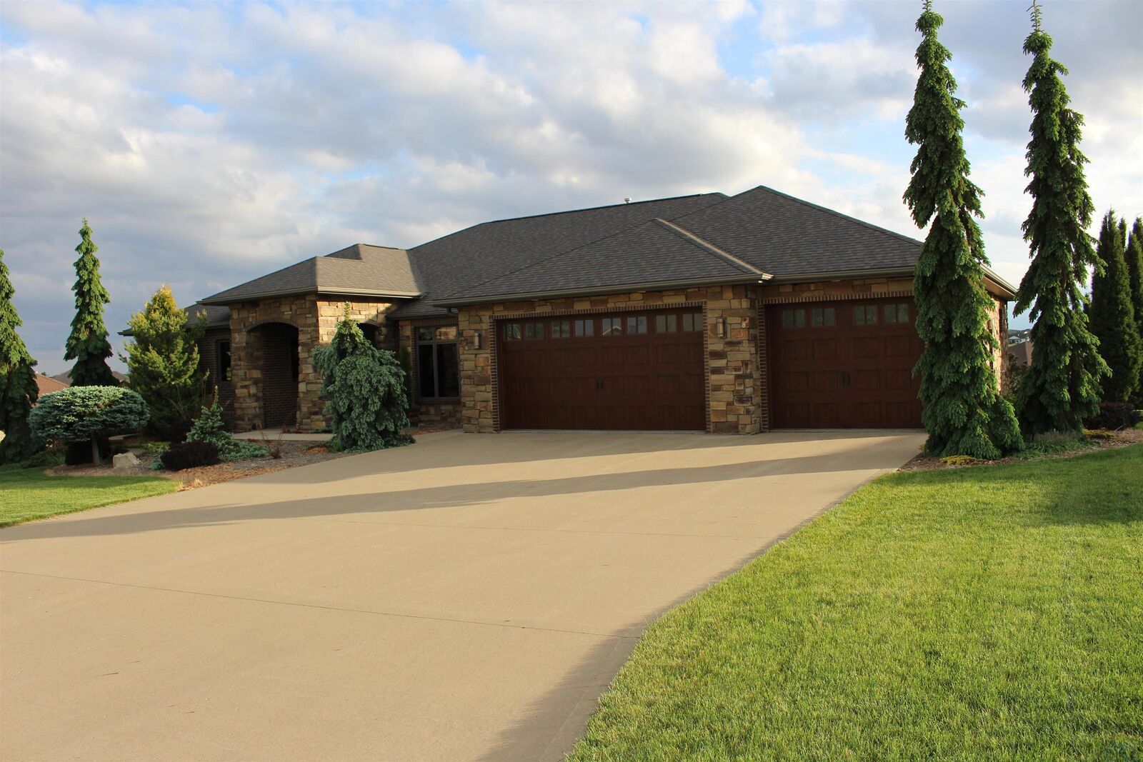 Property Photo: 1559 Crown Ridge Dr IA 51250