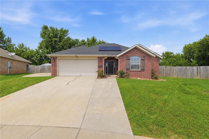 Property Photo:  2901 S E Street  AR 72758 