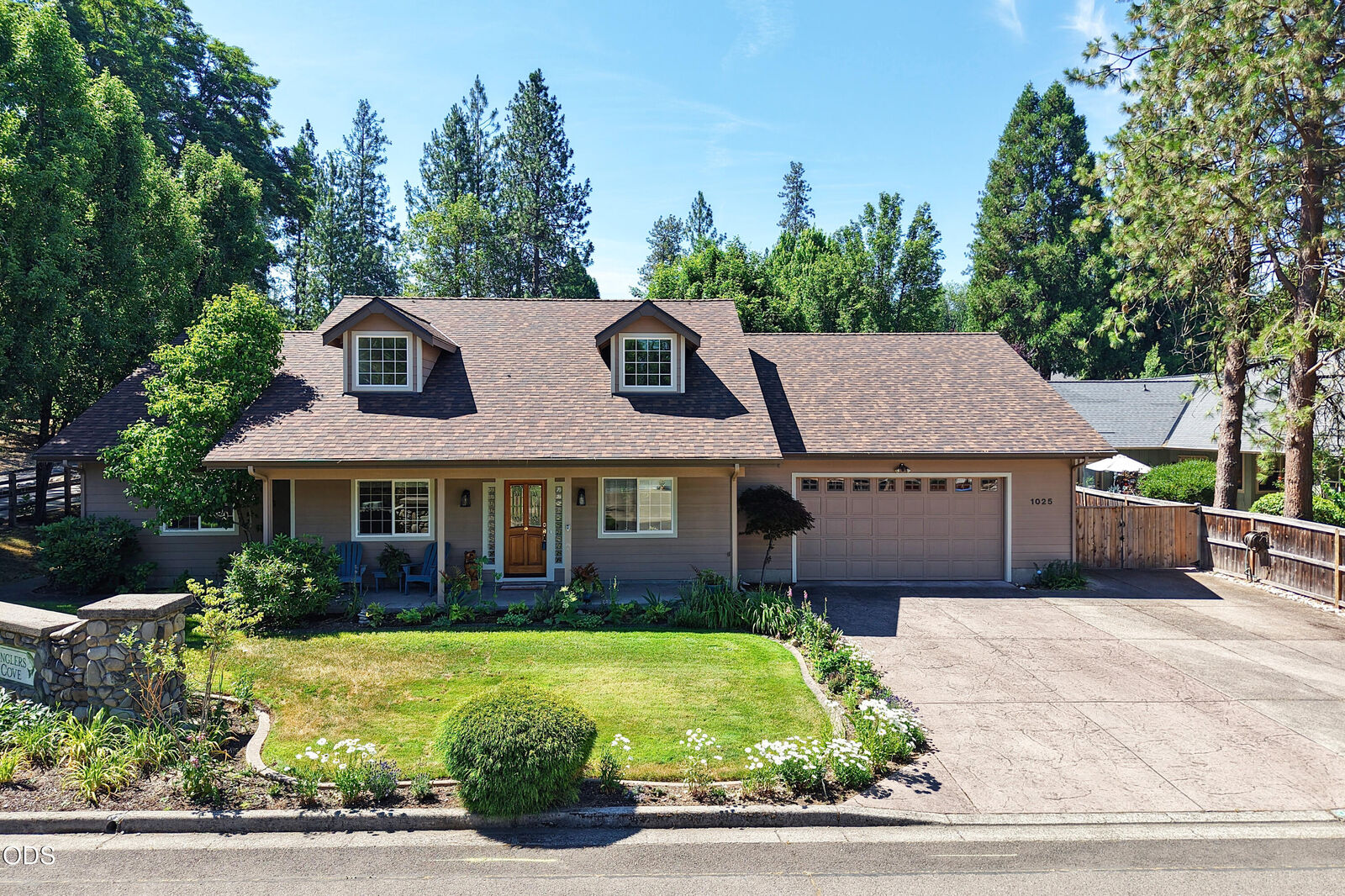 Property Photo:  1025 Anglers Place  OR 97539 