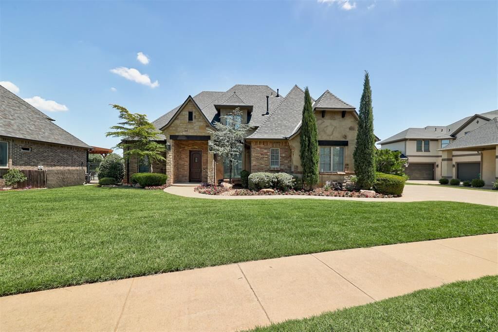 Property Photo: 15504 Kestral Park Court OK 73013