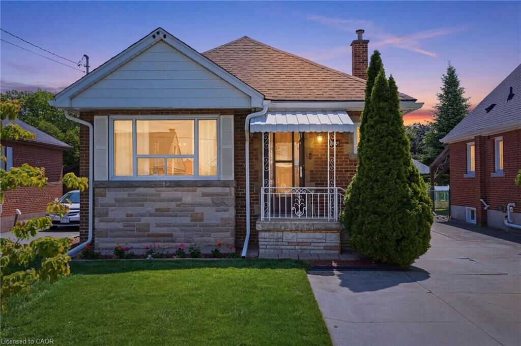 Property Photo:  133 Beland Avenue S  ON L8K 3T5 