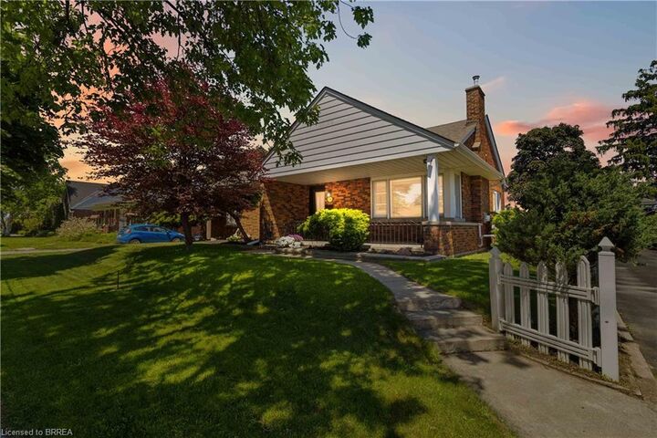 Property Photo:  134 Queensway Drive  ON N3R 4X3 