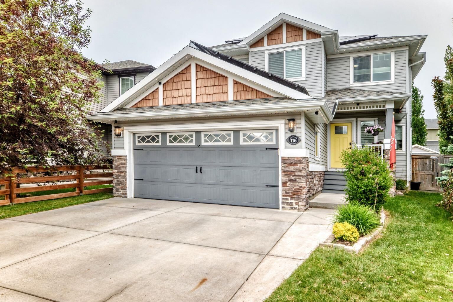 Property Photo: 116 Kingsland Court SE AB T4A 0E5