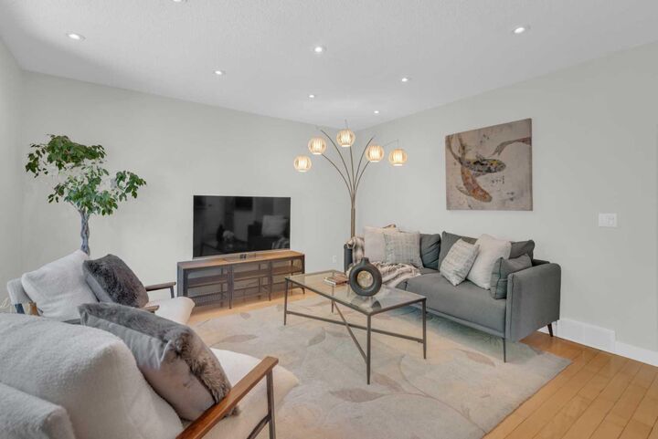 Photo de la propriété: 74 Douglasview Circle SE AB T2Z 2P4