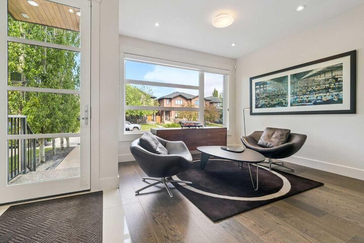 Property Photo:  2026 32 Street SW  AB T3E 2R3 
