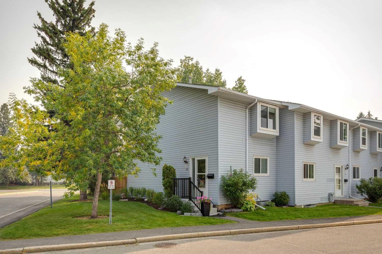 Property Photo:  4810 40 Avenue SW 83  AB T3E 1E5 