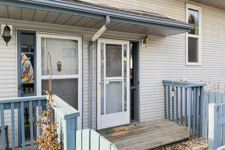 Property Photo:  532 First Street Street E 2  AB T4C 1C5 
