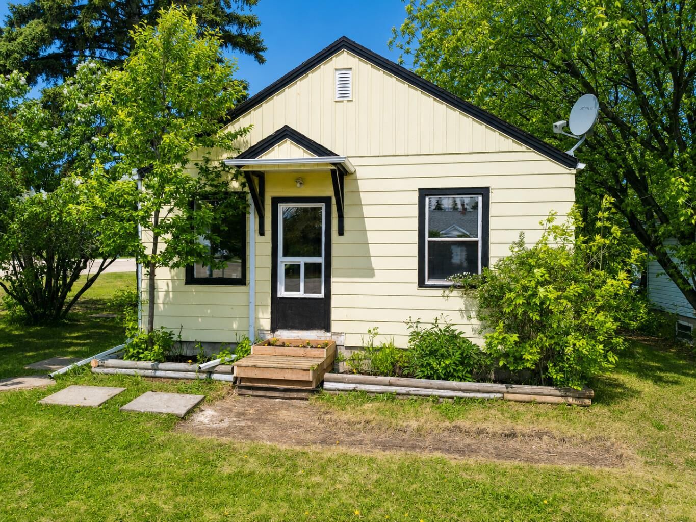 Property Photo: 4732 52 Street AB T4S 1G5