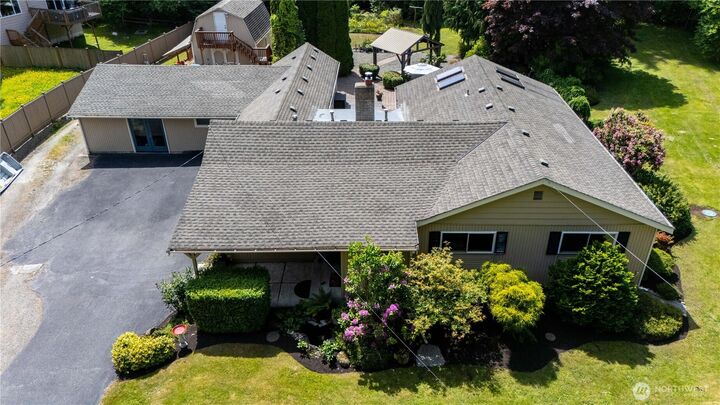 Property Photo:  1918 S Lake Stickney Dr  WA 98087 