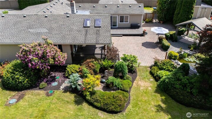 Property Photo: 1918 S Lake Stickney Dr WA 98087