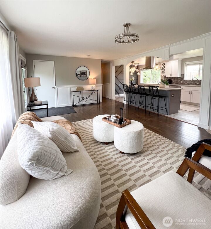 Property Photo:  811  Hilltop Avenue  WA 98031 