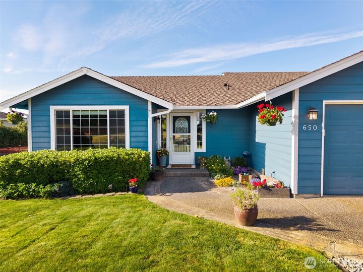 Property Photo:  650  Medallion Place E  WA 98366 