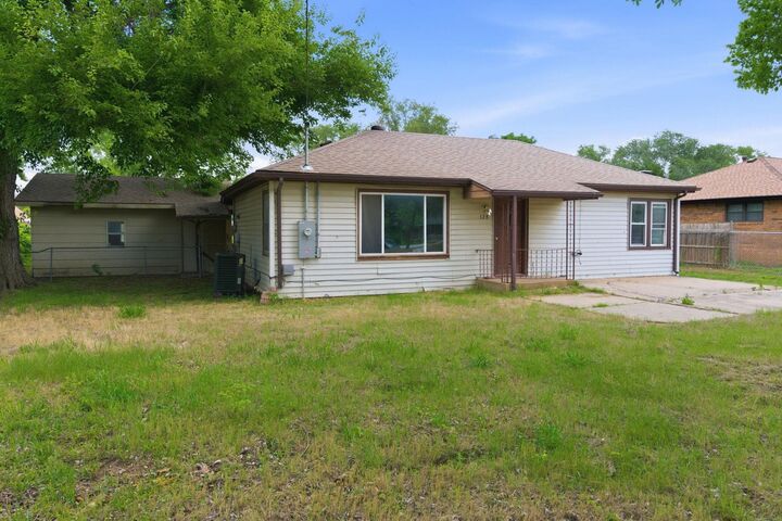 Property Photo:  528 E 79th St S  KS 67060 