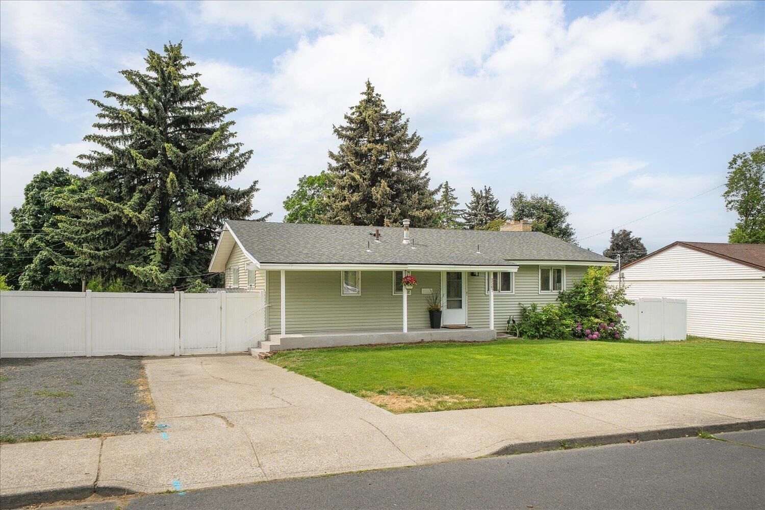 Property Photo:  2507 W Holyoke Ave  WA 99208 