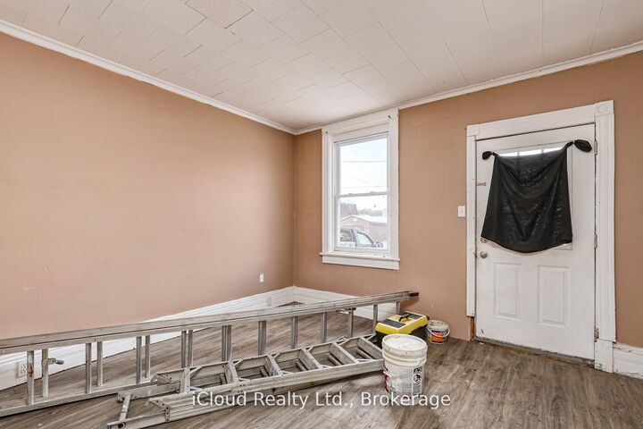 Property Photo: 1083 3rd A Avenue E ON N4K 2L1