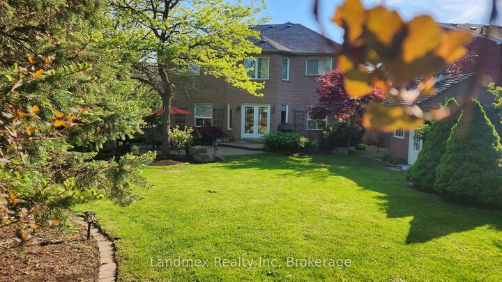 Property Photo: 5423 Planter's Wood Court ON L5M 5V6