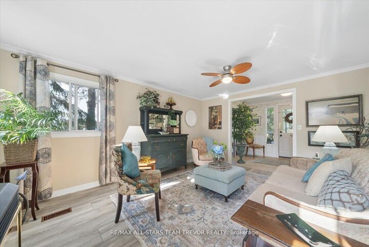 Property Photo: 24082 Warden Avenue ON L4P 3E9