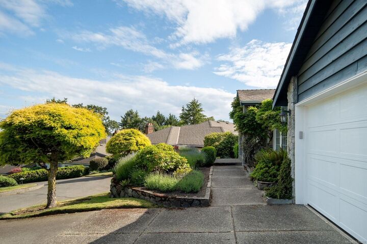 Property Photo: 764 Richmond Ave BC V8S 3Z2