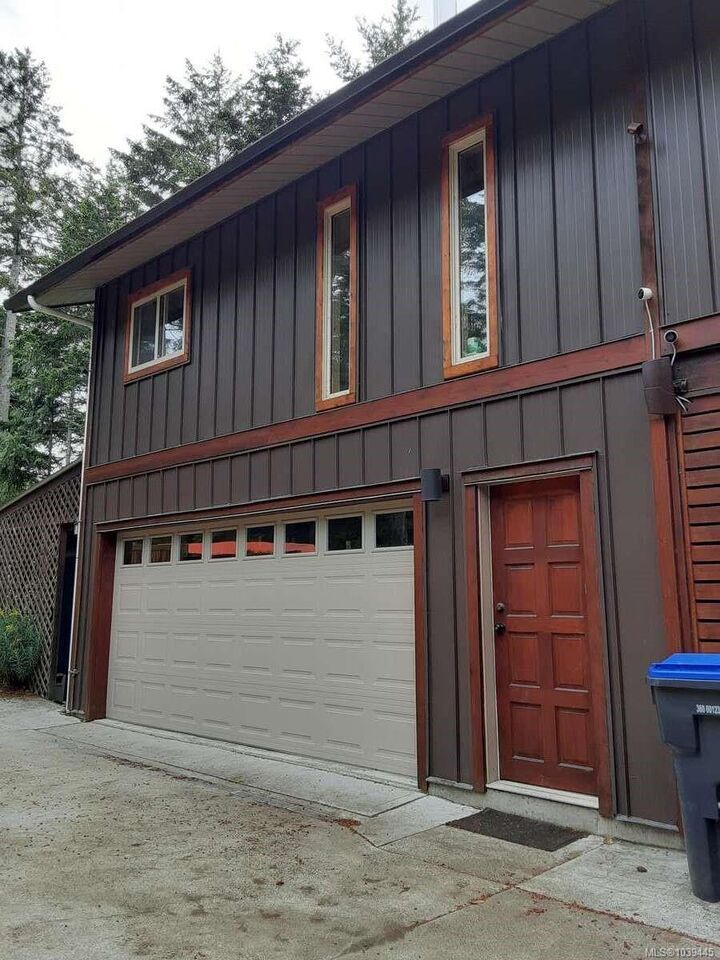 Property Photo: 733 Berry Point Rd BC V0R 1X1