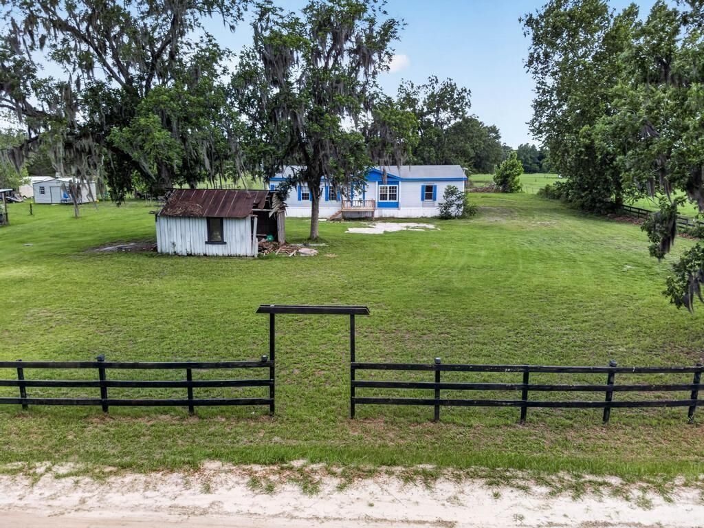 Property Photo: 18494 Broken Arrow Road FL 32046