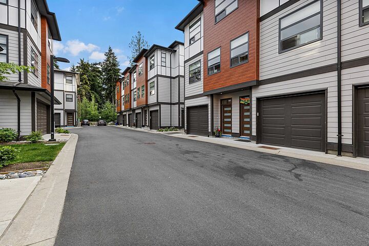 Property Photo: 32970 Tunbridge Avenue 11 BC V2V 0J9