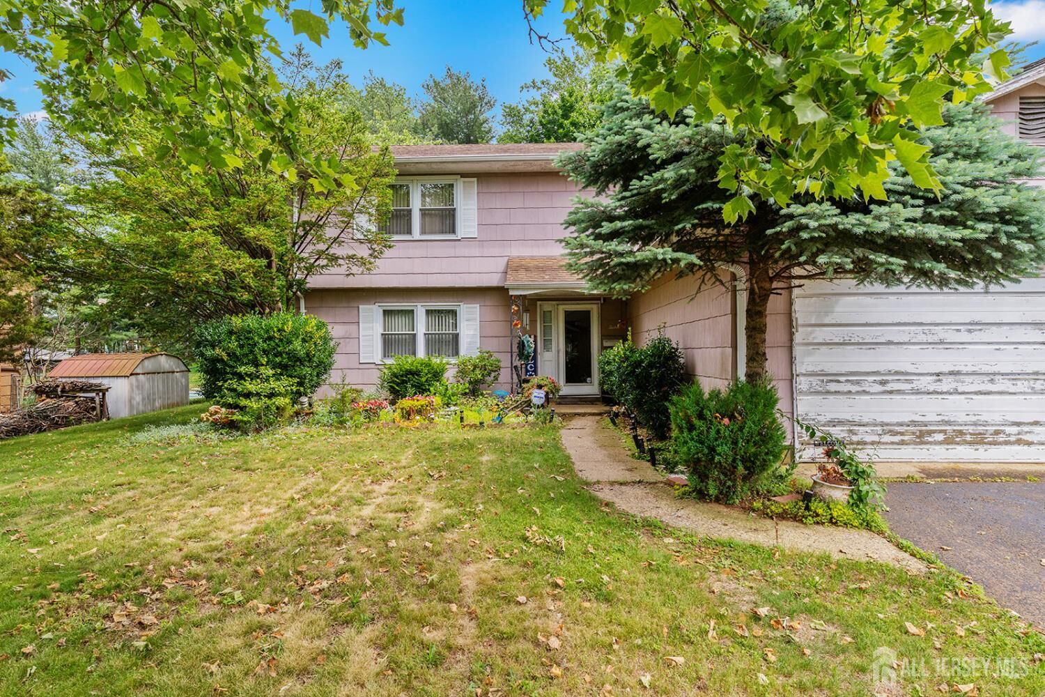 Property Photo:  12 Villanova Road  NJ 08859 