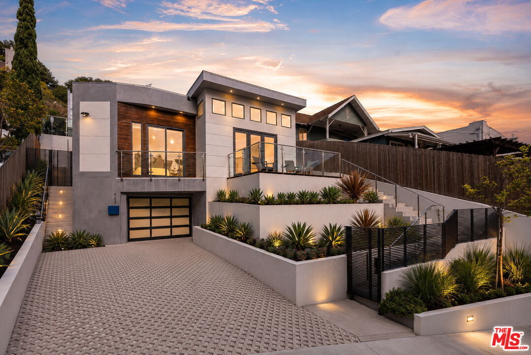 Property Photo:  443 W Avenue 37  CA 90065 