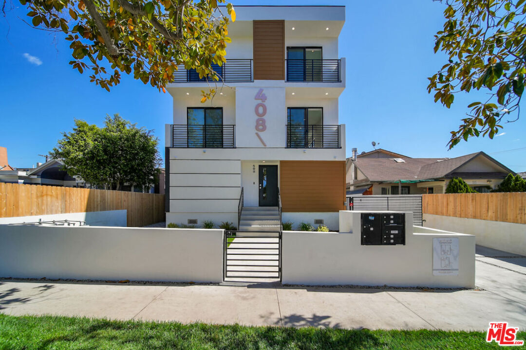 Property Photo: 406 1/2 N Kenmore Ave CA 90004