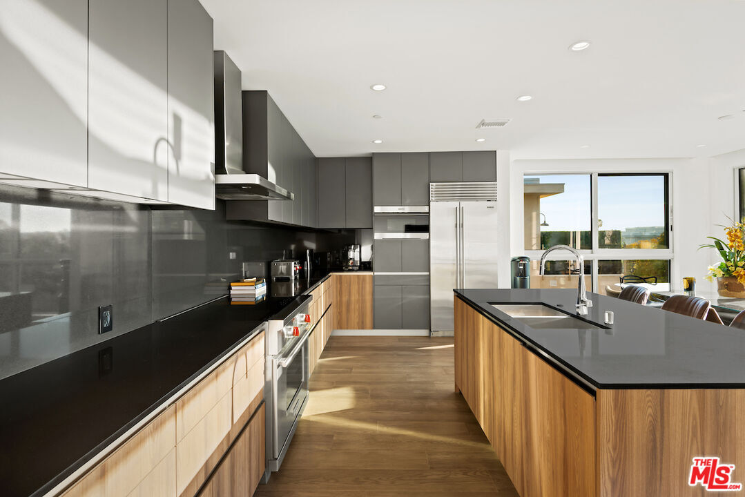Property Photo:  728 N Sweetzer Ave  CA 90069 