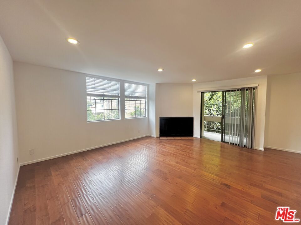 Property Photo:  750 N Kings Rd  CA 90069 