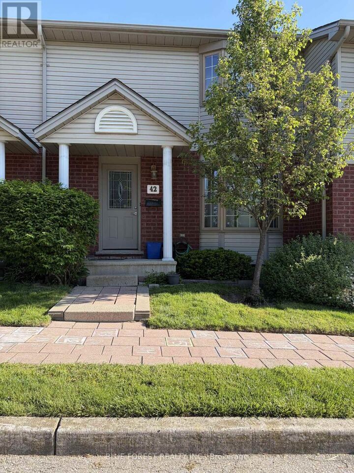 Property Photo:  70 Chapman Court 42  ON N6G 4Z4 