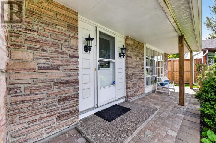 Property Photo:  2067 Woodglen Crescent  ON K1J 6G6 