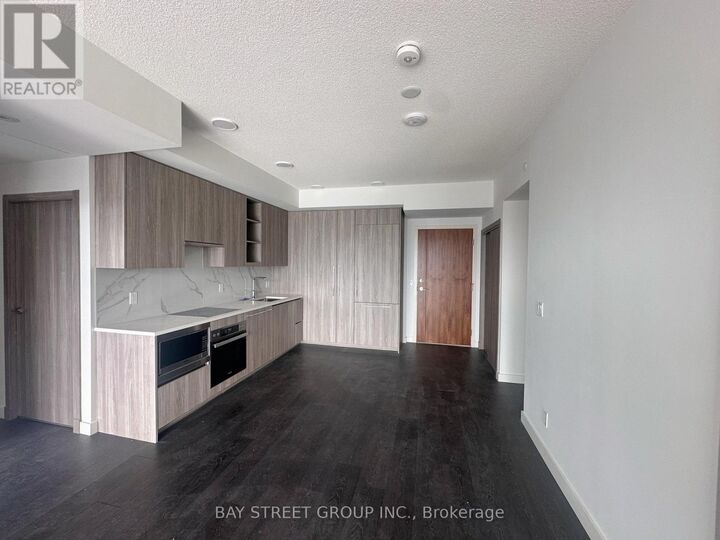 Property Photo:  27 McMahon Drive 3206  ON M2K 0J2 