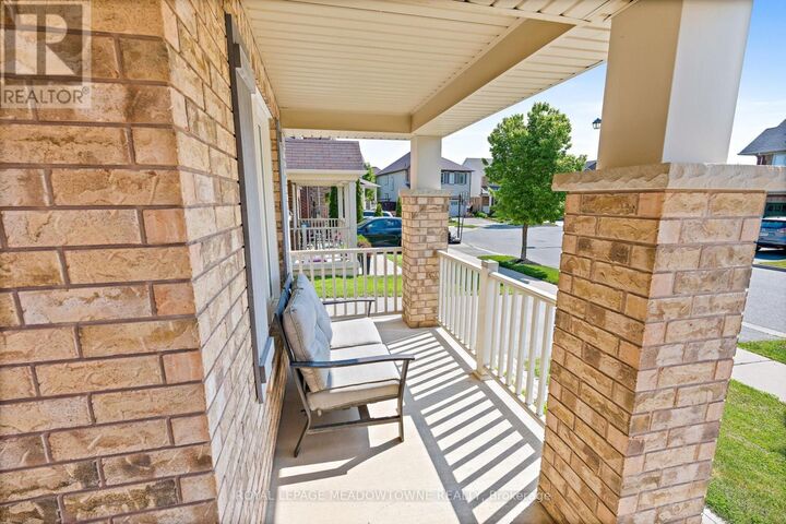 Photo de la propriété:  451 Zuest Crescent  ON L9T 8E7 