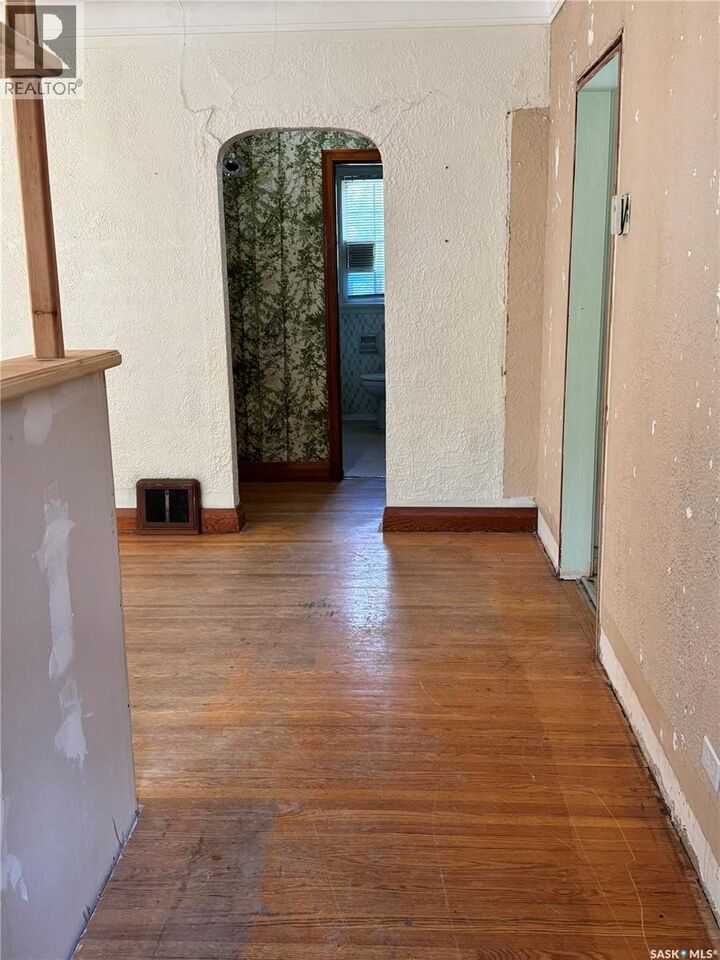 Property Photo:  712 Broadway Avenue  SK S4N 1C3 