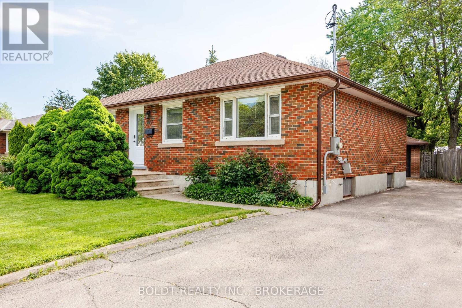 Property Photo:  127 Louth Street Unit#2  ON L2S 2T8 