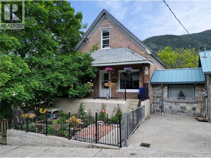 615 Victoria Street — photo 1