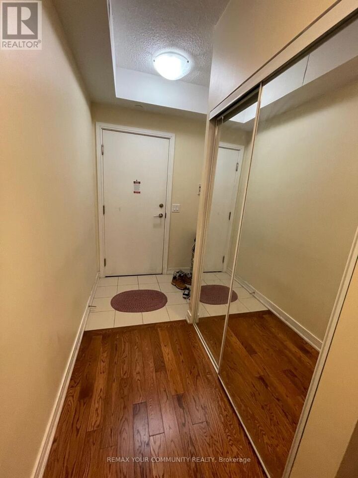 Property Photo: 9191 Yonge Street 518 SW ON L4C 6Z2