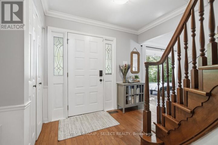 Property Photo:  8 Somerset Crescent  ON N6K 3M2 