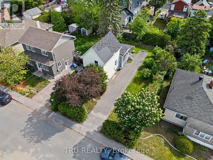 Property Photo:  23 Anna Avenue  ON K1Z 7T5 