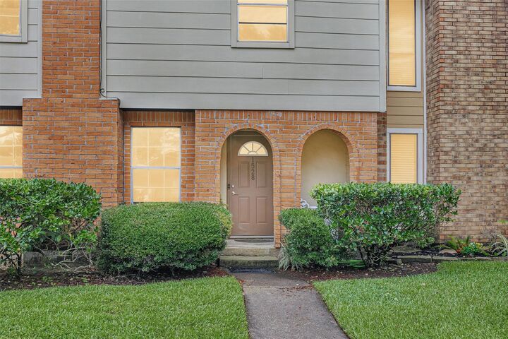 Property Photo:  1528 Silverpines Road 528  TX 77062 