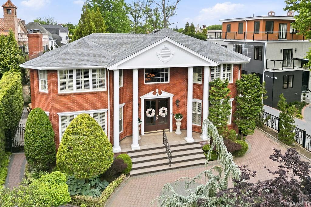 Property Photo:  4 Point Crescent  NY 11357 