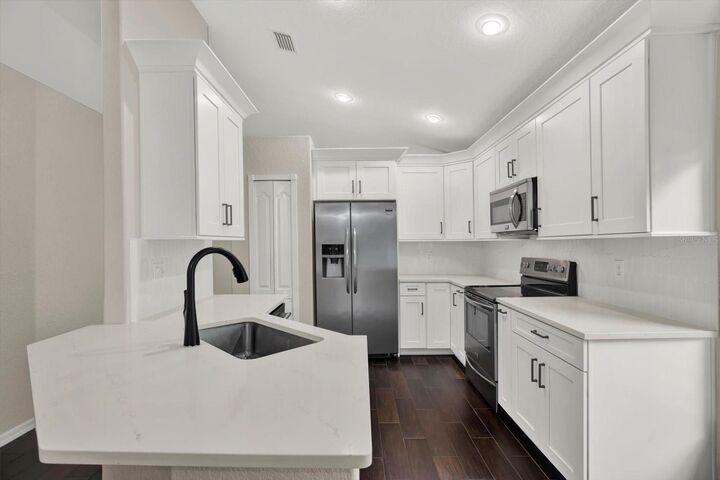 Property Photo:  16002 Robey Court  FL 33647 