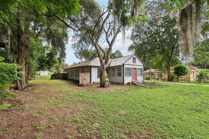 Property Photo: 3701 E Warm Springs Ave FL 33521