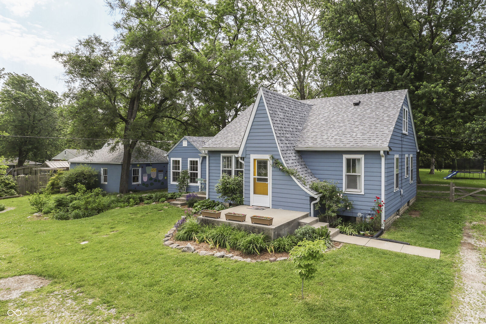 Property Photo: 825 E Southport Road IN 46227