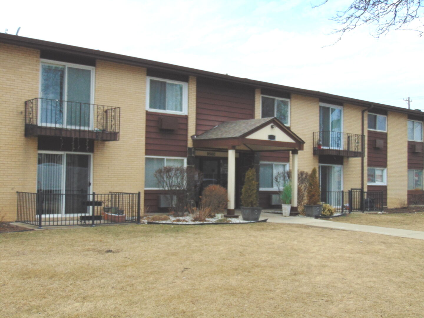 Property Photo: 9588 N Terrace Place 208H IL 60016